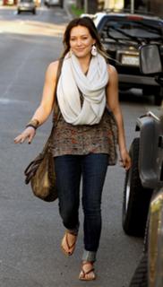 Hilary Duff feet photo thumbnail