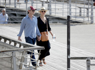 Naomi Watts feet photo thumbnail