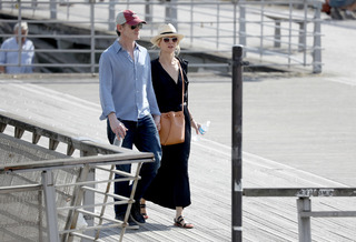 Naomi Watts feet photo thumbnail