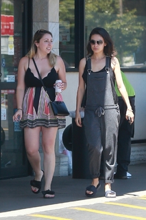 Mila Kunis feet photo thumbnail