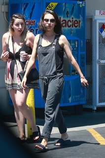 Mila Kunis feet photo thumbnail