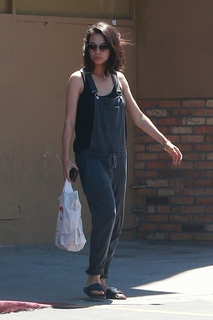 Mila Kunis feet photo thumbnail