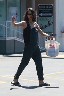Mila Kunis feet photo thumbnail