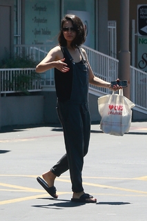 Mila Kunis feet photo thumbnail