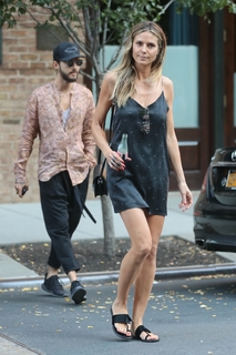 Heidi Klum feet photo thumbnail