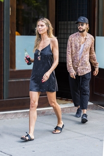 Heidi Klum feet photo thumbnail