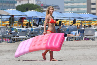 Michelle Hunziker feet photo thumbnail