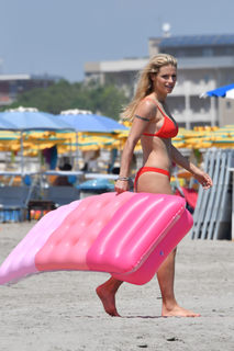 Michelle Hunziker feet photo thumbnail