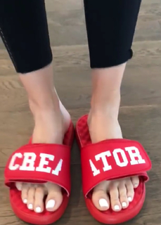 Justine Ezarik feet photo thumbnail