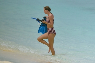 Taylor Swift feet photo thumbnail