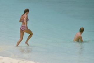 Taylor Swift feet photo thumbnail