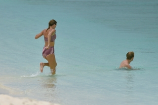 Taylor Swift feet photo thumbnail