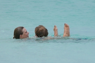 Taylor Swift feet photo thumbnail