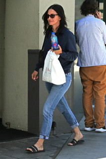 Courteney Cox feet photo thumbnail