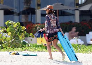 Jessica Alba feet photo thumbnail