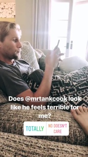 Kaley Cuoco feet photo thumbnail