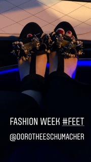 Elizabeth Banks feet photo thumbnail