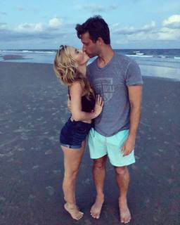 Tara Lipinski feet photo thumbnail