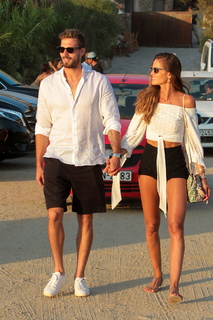 Izabel Goulart feet photo thumbnail