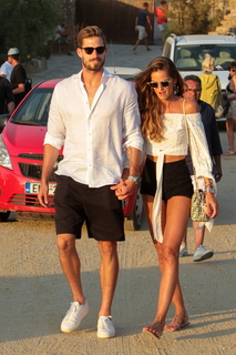 Izabel Goulart feet photo thumbnail