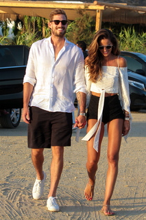 Izabel Goulart feet photo thumbnail