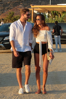 Izabel Goulart feet photo thumbnail