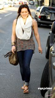 Hilary Duff feet photo thumbnail