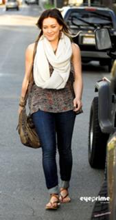Hilary Duff feet photo thumbnail