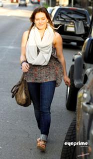 Hilary Duff feet photo thumbnail
