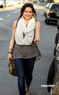 Hilary Duff feet photo thumbnail