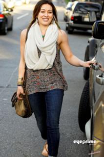 Hilary Duff feet photo thumbnail