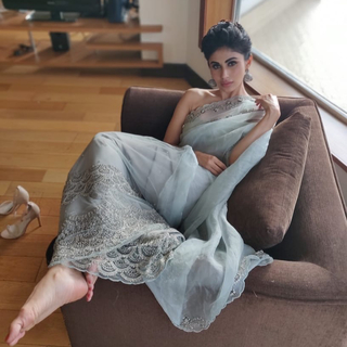 Mouni Roy feet photo thumbnail
