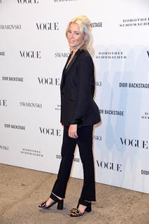 Elizabeth Banks feet photo thumbnail