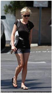 Kirsten Dunst feet photo thumbnail