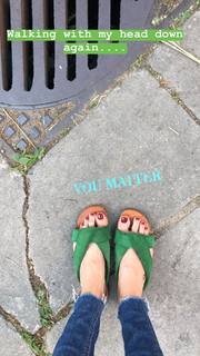 Laura Vandervoort feet photo thumbnail