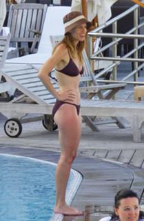Hilary Swank feet photo thumbnail