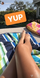 Sarah Hyland feet photo thumbnail