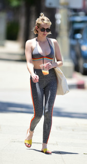 Emma Roberts feet photo thumbnail