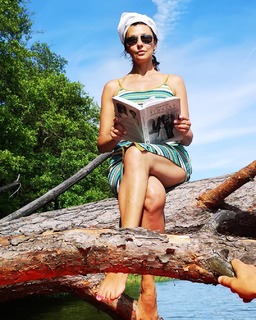 Anna Popek feet photo thumbnail