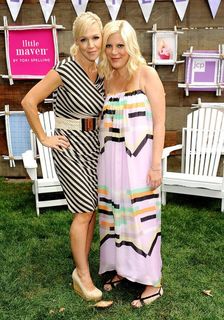 Tori Spelling feet photo thumbnail