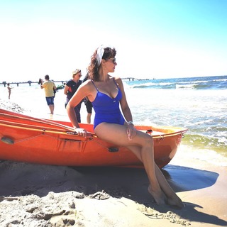 Anna Popek feet photo thumbnail