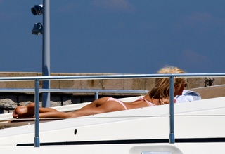 Victoria Silvstedt feet photo thumbnail