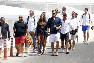 Izabel Goulart feet photo thumbnail