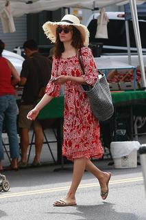 Emmy Rossum feet photo thumbnail