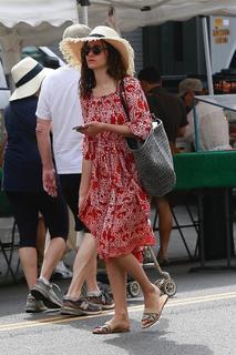 Emmy Rossum feet photo thumbnail