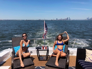 Selena Gomez feet photo thumbnail