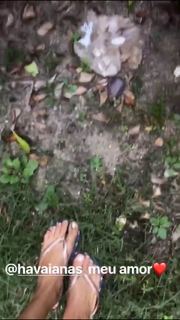 Isis Valverde feet photo thumbnail