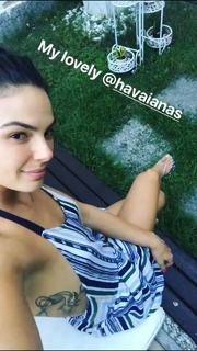 Isis Valverde feet photo thumbnail
