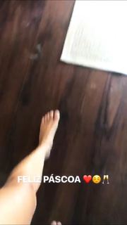Isis Valverde feet photo thumbnail