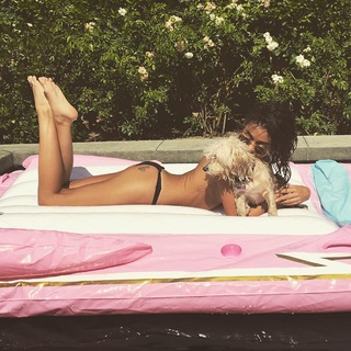 Sarah Hyland feet photo thumbnail